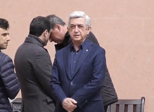 Серж Саркисян участвует в похоронах супруги Левона Ароняна