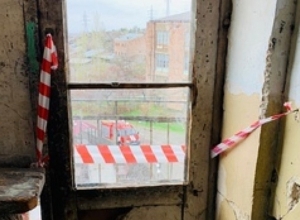 В Вардашене обвалился бетонный балкон здания