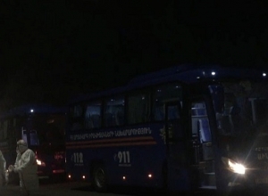 Пассажиров, прибывших в Армению на рассвете, автобусами перевезли из Звартноца в места изоляции