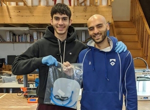 Братья армянской национальности изготавливают маски в Лондоне для защиты от коронавируса