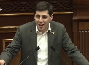 «Խոսում ես» չէ, «խոսում եք»․ Սուրեն Գրիգորյանը նկատողություն արեց Էդմոն Մարուքյանին