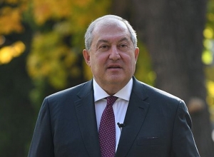 Armen Sarkissian congratulates sculptor Georgy Frangulyan