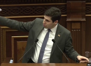 Սուրեն Գրիգորյանն Էդմոն Մարուքյանի լայվից մեջբերումներ է անում