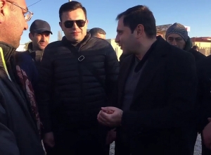 Պապիկյանը հանդիպում Վրաստանում մնացած հայ բեռնափոխադրողների հետ