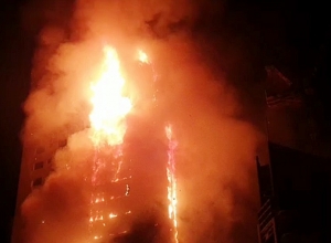 В Шарже горит небоскреб