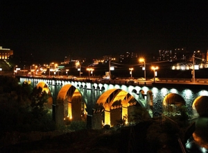 2 քաղաքացի անցել են «Հաղթանակ» կամրջի եզրագիծը և պահանջում են հանդիպում վարչապետի օգնականի հետ, այլապես ցած կնետվեն. shamshyan.com