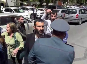 Քաշքշոց ԿԲ-ի դիմաց ակցիա անող մարդկանց և ոստիկանների միջև