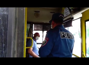 Полицейские выгоняют пассажиров без масок, а автобусы отправляют на особую территорию