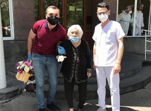 Было поражено около 70% легких: 91-летняя бабушка Србуи выписалась