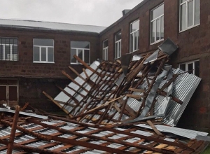 Ուժեղ քամու հետևանքով վնասվել է Քարաբերդի դպրոցի տանիքը․ տուժել են մի շարք բնակավայրեր