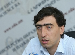 Սմբատ Գոգյանն ԱԺ-ում է. փակ քննարկում՝ Գրիշա Թամրազյանի մասնակցությամբ