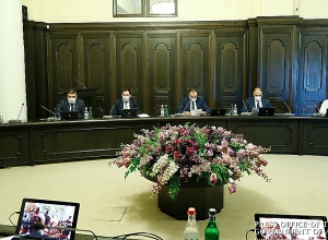 Премьер поручил быть строгими с нарушителями профилактических правил