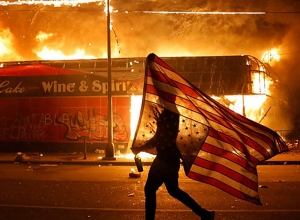 Пожары, волна протеста, чрезвычайное положение - что происходит в Миннеаполисе:  фотографии