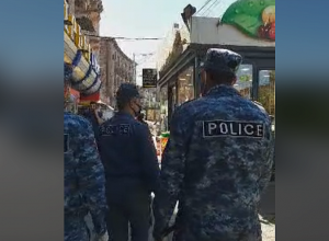 Полицейские проводят службу в чрезвычайном режиме в административном районе Шенгавит