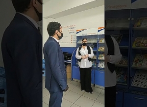 Հակոբ Արշակյանն այս անգամ այցելել է Երևանի Հայփոստի բաժանմունքներ՝ ծանոթանալու իրավիճակին