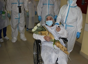 91-летняя Роза Мартиросян, вылечившаяся от коронавируса, выписалась из больницы под аплодисменты