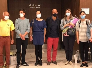 В аэропорту встречают двух французских врачей, которые будут бороться с COVID 19