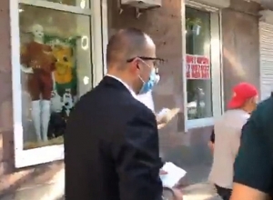 Арсен Торосян раздает маски гражданам: ПРЯМОЙ ЭФИР