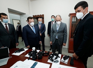 Премьер-министр посетил основанный в Армении цех по производству автоматов «Калашникова»: прямой эфир