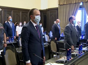 Կառավարության անդամները 1 րոպե լռությամբ հարգեցին սահմանում զոհված զինծառայողների հիշատակը