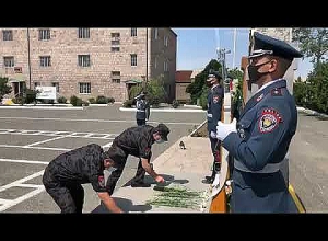 Руководящий состав полиции возложил цветы к памятнику погибшим в 2016 году полицейским