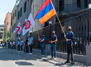 Վրաստանի հայ համայնքը ՀՀ դեսպանատան առաջ զորակցության ակցիա է իրականացրել․ ՀՅԴ