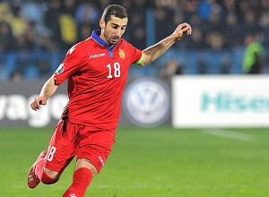 Генрих Мхитарян подарил футболки раненым военнослужащим