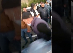 Հրմշտոց ոստիկանների եւ ցուցարարների միջեւ Ամուլսարում. իրավիճակը չի հանդարտվում