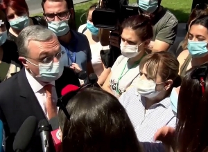 Դա Ռուսաստանի՛ քաղաքականությունն է. Զոհրաբ Մնացականյանը հանդիպեց բողոքի ակցիայի մասնակիցներին