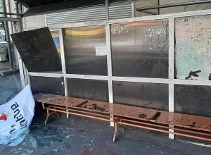 В Ереване этой ночью было разбито сразу 5 остановок: фотографии