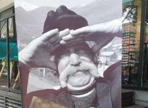 Վիլյամ Սարոյանը հրավիրում է իր տուն՝  իր տարեդարձին