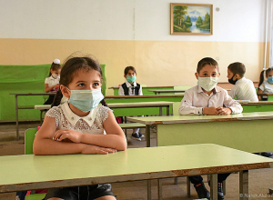 Носить маску в школах обязательно, судебного постановления о его незаконности нет: адвокат дезориентирует