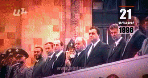 Календарь. 21-е сентября: На военном параде рядом друг с другом стоят Тер-Петросян, Кочарян, Сирадегян и Серж Саркисян