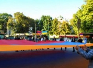 В Полтаве в связи с Днем независимости Армении пронесли 30-метровый флаг Армении
