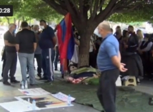 Желающие выехать в РФ проводят голодовку напротив правительства