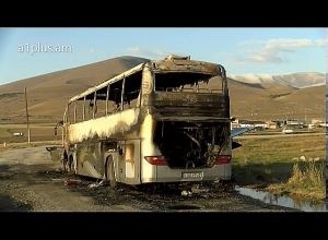 Կադրեր Վարդենիսում թշնամու կրակից այրված ավտոբուսից