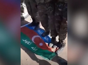 Флаг террористов, привезенных из Турции в Азербайджан и борющихся против Арцаха: МО