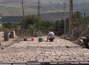 Ճոճկանում ճանապարհները սալապատվում են  տուֆ քարով