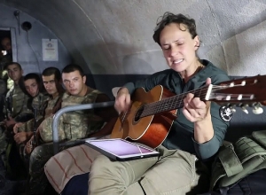 Russian rock singer Yulia Chicherina on front line with defenders of Artsakh