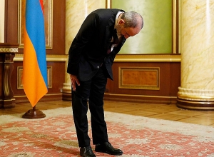 Я преклоняюсь перед всеми нашими жертвами, мучениками, их семьями, их родителями и особенно их матерями: Никол Пашинян