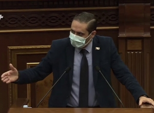 Կանգնեցրեք կամ սառեցրեք առաջնագծի մարդկանց բանկային պարտավորությունները. Արման Աբովյան