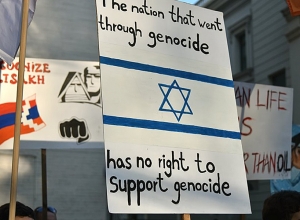 Մի՛ աջակցեք ահաբեկչությանը. ցույց Թբիլիսիում Իսրայելի դեսպանատան մոտ․ Aliq.ge