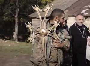 Под обстрелом военный и священник устанавливают в Арцахе церковный крест