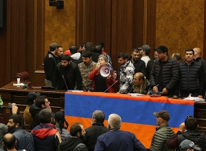 Լարված իրավիճակ Աժ֊ի դիմաց. ՈՒՂԻՂ