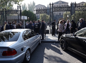 Ազգային ժողովի մոտ հավաքված քաղաքացիները 3 պահանջ ունեն