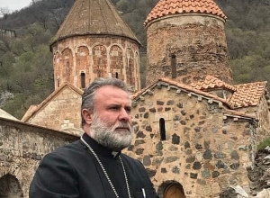 Տեր Հովհաննեսը Դադիվանքի խաչքարերն ու զանգերը Հայաստան է բերում