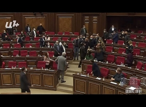 «Прошу покинуть зал заседаний: объявляю перерыв»