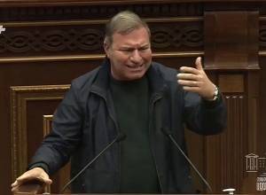 Господин Джанджугазян, подойдите к этой трибуне, зачитайте свою отставку и уходите: Мелкумян