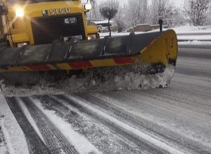 На некоторых автомобильных дорогах идет снег