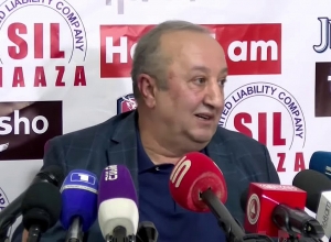 Փախածների մի մասի սկիզբը դրել են կամավորականները, նրանց միացել է կցագրված անձնակազմը. Մովսես Հակոբյան